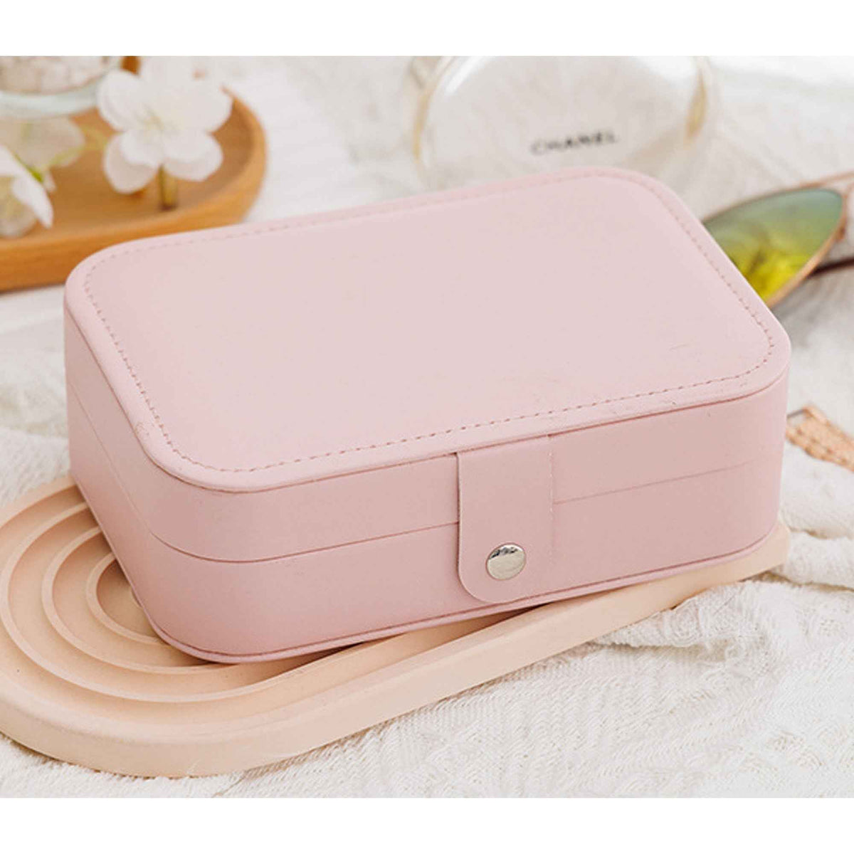 Shaketea travel jewelry box color and storage detail