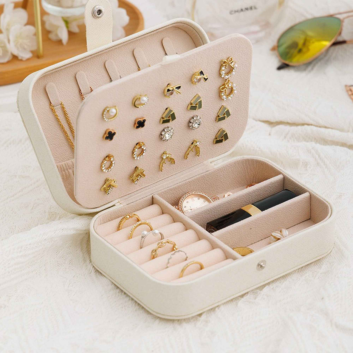 Travel jewelry organizer case with snap-button closure
